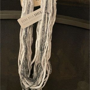 Donabelashreds grey and white scarf